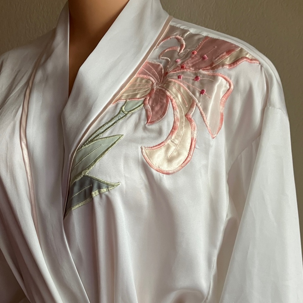 Natori Vintage White Satin Robe with Embroidered Pink Lily Flowers‎ - Picture 2 of 7
